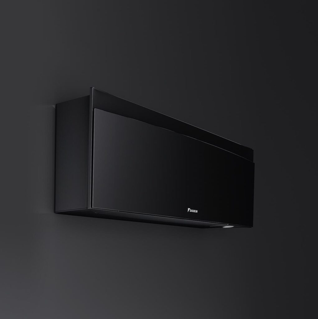Condizionatore Daikin a parete nero con design moderno