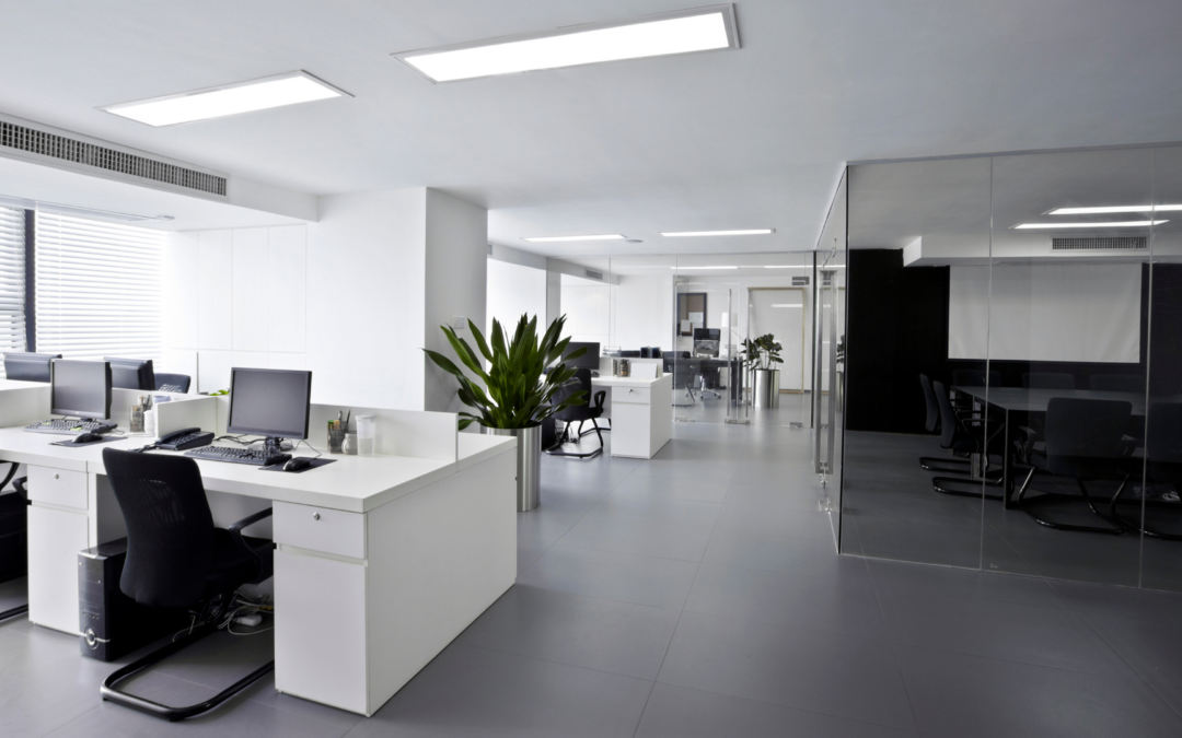 Impianti di condizionamento all'interno di un ufficio con diverse postazioni di lavoro e con pareti divisorie in vetro